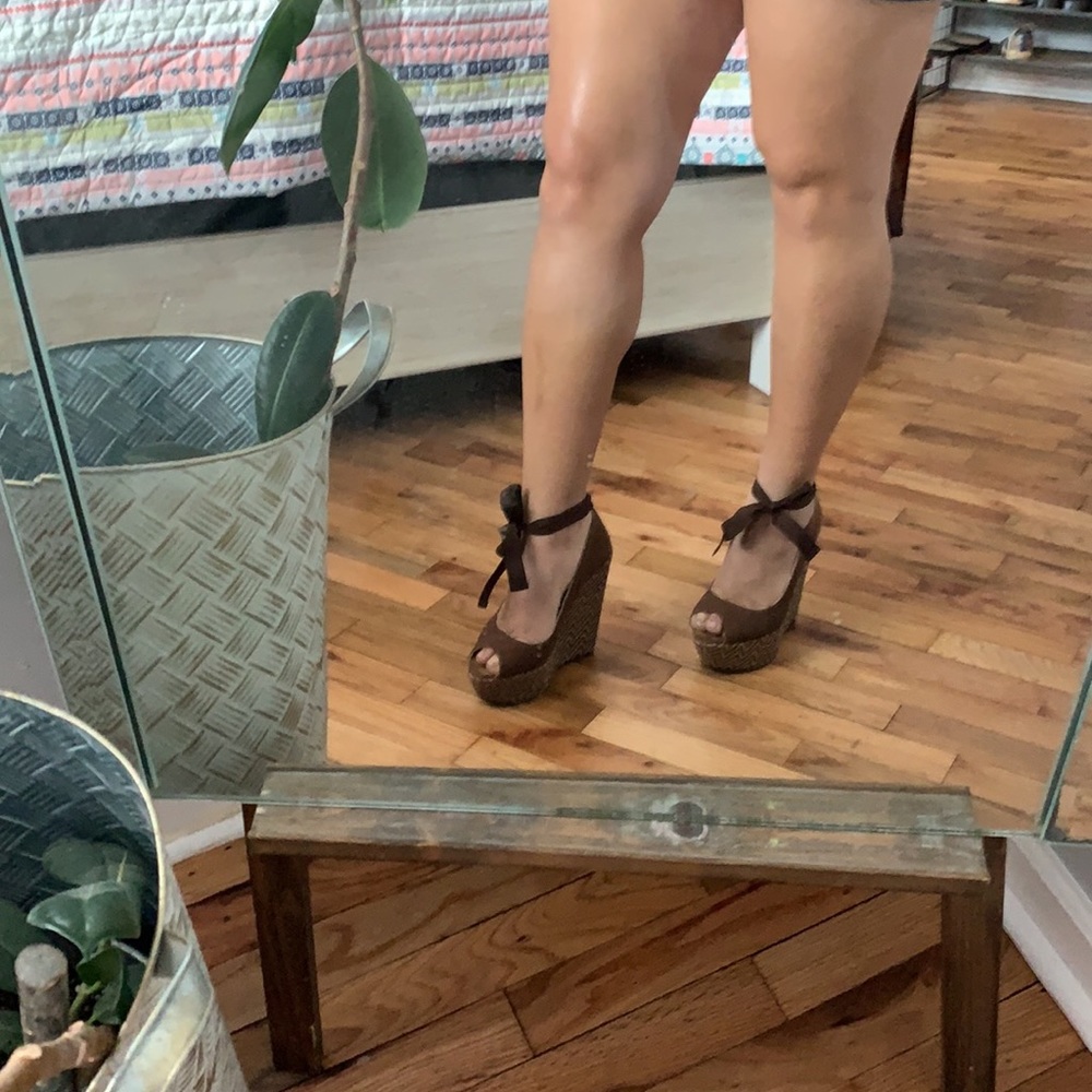 Wedge wrap around heel